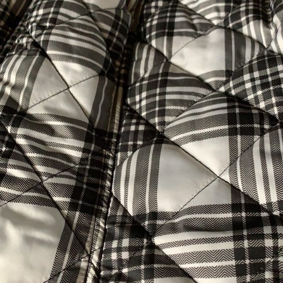 Size large puffy vest - Picture 2 of 4